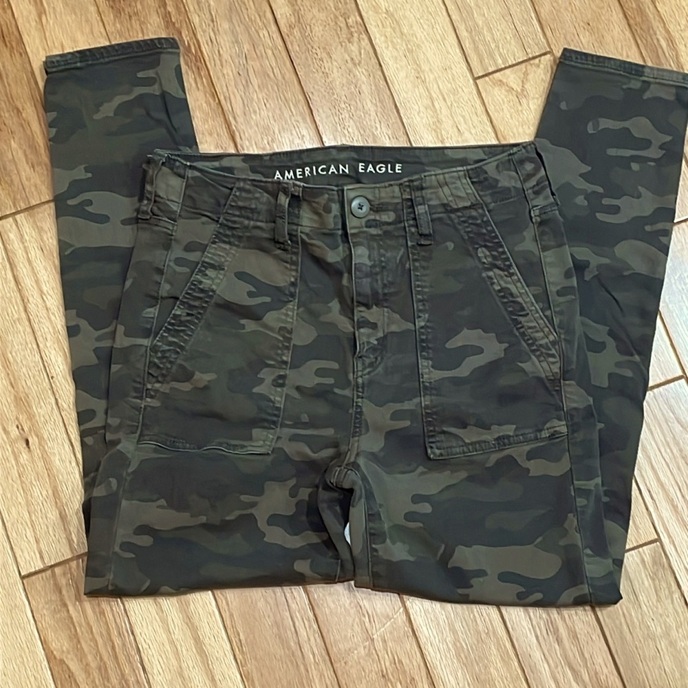 American Eagle Hi-Rise Jegging Crop Camo Jeans. NWOT